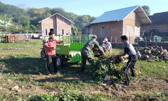 
					Jelang Lomba Kampung Sehat, Babinsa Kodim 1607/Sumbawa Ajak Warga Gotong Royong