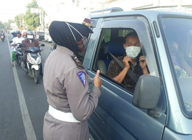 
					Kasatlantas Polres Pekalongan Kota Pimpin Kegiatan Bagi Masker Sekaligus Sosialisasi