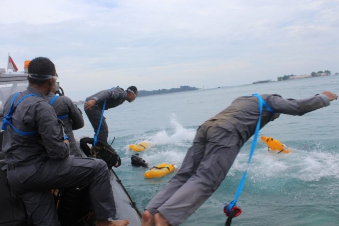 
					Personel SRT Bakamla RI Lakukan Renang Malam