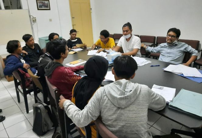 
					Remaja yang diduga korban kredit fiktif dan mengadu di kantor Gerai Hukum (Foto : Redaksi)