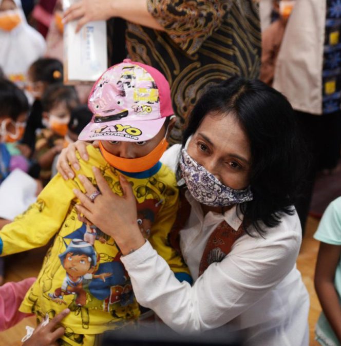 
					Momen Menteri PPPA Bintang, Hibur Anak Korban Bencana