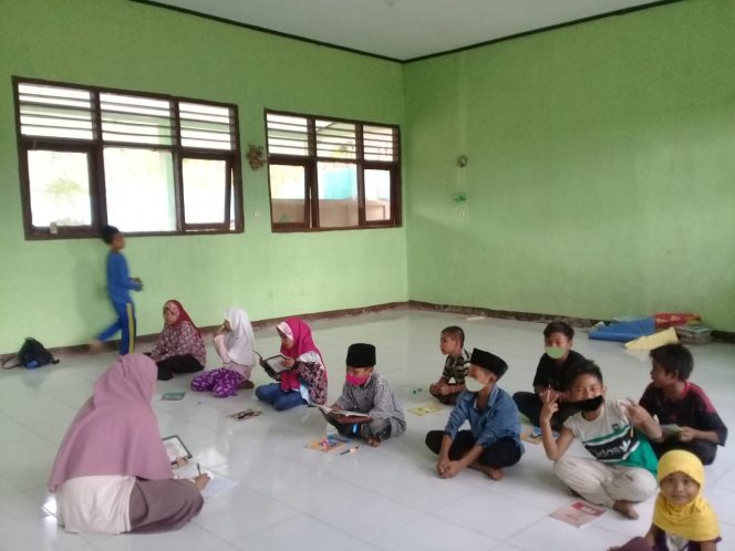 
					TNI dan Mahasiswa UTS Ajari Anak-anak Mengaji