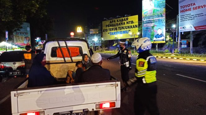 
					Direktorat Lalu Lintas Polda NTB Gelar Patroli Skala Besar Blue Light