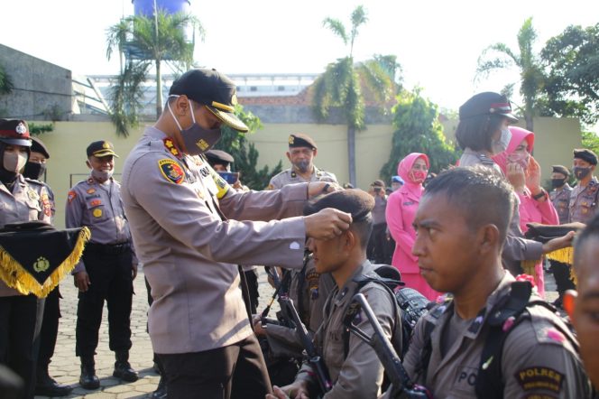 
					Kapolres Pekalongan Kota Lakukan Tradisi Siraman Dan Pembaretan Pada Bintara Remaja