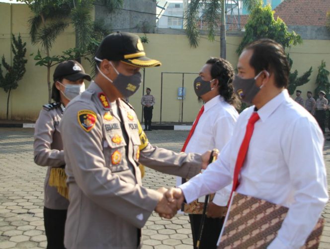 
					Kapolres Pekalongan Kota Berikan Penghargaan Kepada Anggota Berprestasi