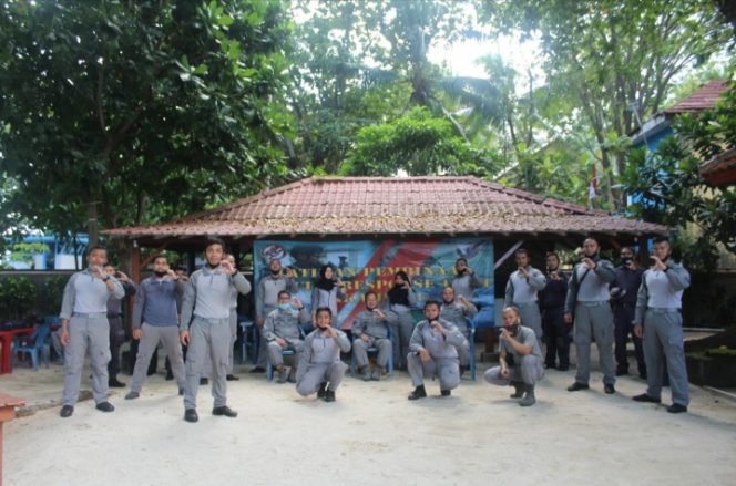 
					Direktur Latihan Bakamla RI Arahkan Personel Special Response Team  (SRT)