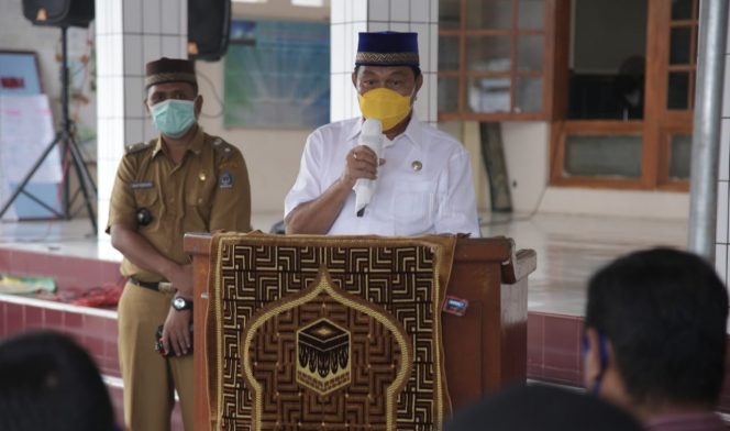
					Lomban Serahkan Puluhan Hewan Qurban, Warga Sebut Lomban Wali Kota “Pangbae”