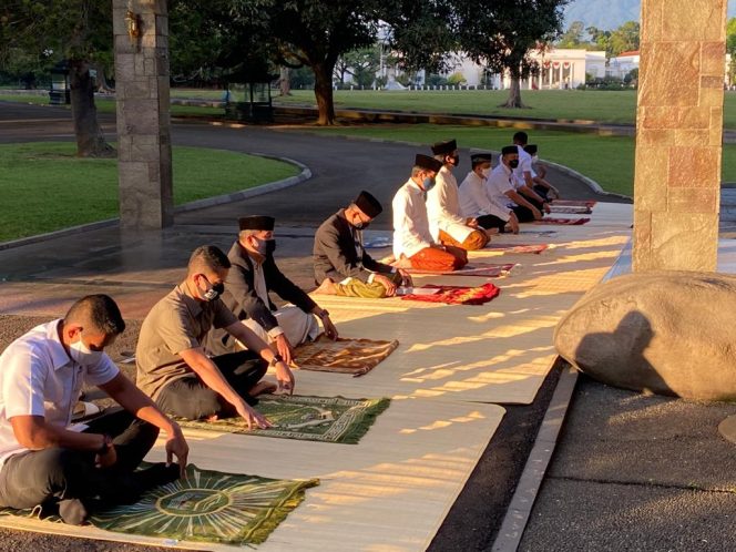 
					Presiden Jokowi melaksanakan salat Iduladha 1441 H di halaman kediaman, Wisma Bayurini, kompleks Istana Kepresidenan Bogor, Provinsi Jawa Barat, Jumat (31/7) pagi. (Foto: BPMI)
