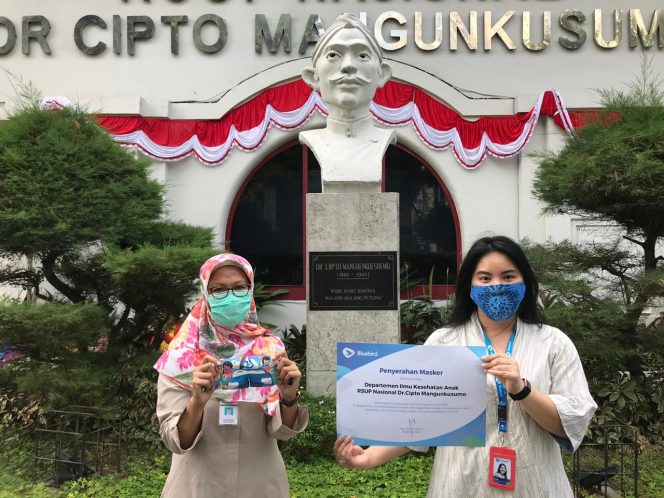 
					Bluebird Bagikan Ribuan Masker kepada Anak Anak Indonesia