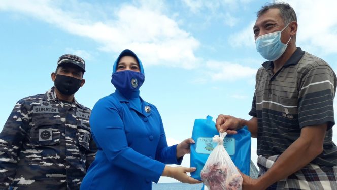 
					Jalasenastri Cab. 2 Korcab VII DJA II Bagikan Masker dan daging Qurban