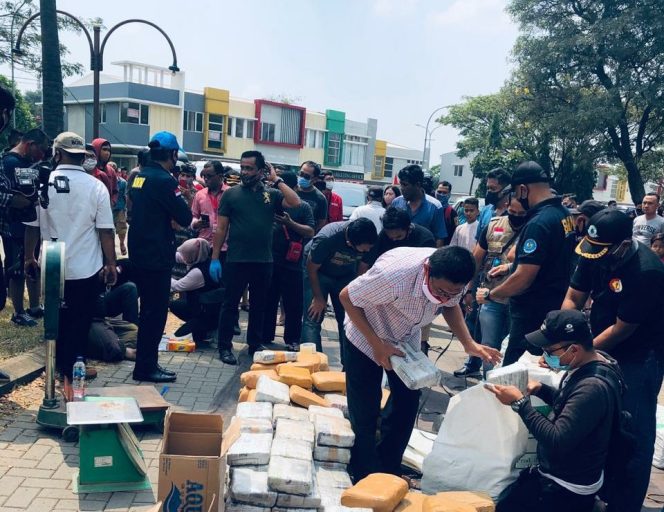 
					BNN Amankan Truk Berisi 500 kg Ganja Siap Edar di Bekasi