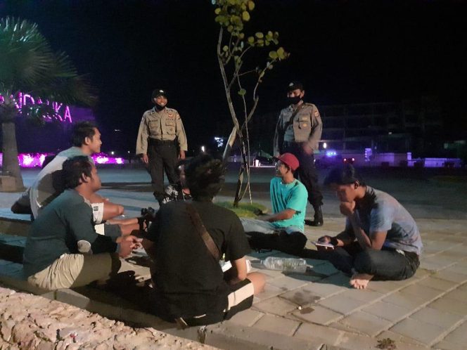 
					Personil Polsek Kuta Laksanakan Patroli Blue Light dan Himbauan Covid-19