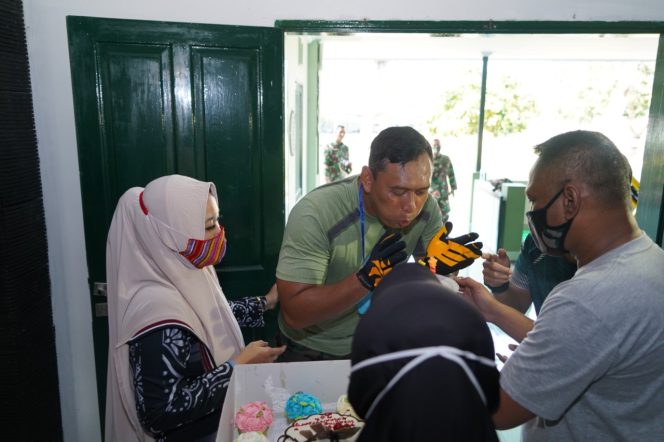 
					Surprise di HUT Ke 20 Pernikahan Danrem 162/WB, Wujud Kebersamaan Keluarga Besar Korem 162/WB