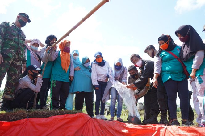 
					Tingkatkan Ketahanan Pangan, Warga Bintaro Tebarkan Ribuan Bibit Ikan Lele