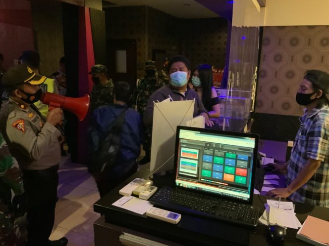 
					Pelanggar Protokol Kesehatan Dihukum Menyanyikan Lagu Kebangsaan