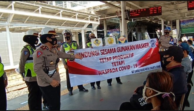 
					Satlantas Metro Jakarta Timur Sosialisasi Protokol Covid 19 di Stasiun dan Pasar