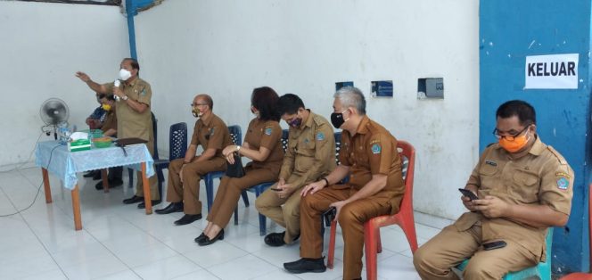 
					Salurkan BLT Di Kelurahan Sagerat, Lomban Pimpin Doa Untuk Masyarakat.