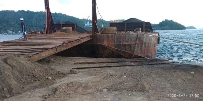 
					Polsek KPS “Tutup Mata”, Terkait Pemuatan Pasir Yang Di Duga Ilegal Ke Kapal Tongkang