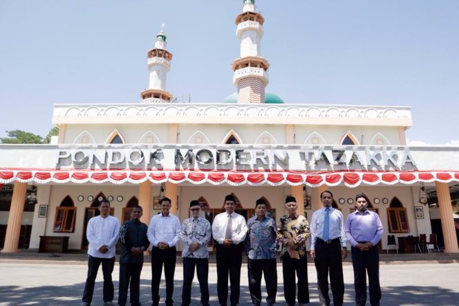 
					Kunjungan Hasan Gaido selaku Founder dan CEO Gaido Grup  ke Ponpes Tazakka bersama rombongan. Diterima bersama seluruh Pimpinan Pondok, Ketua Yayasan H. Anta Masyhadi, Wakil Ketua Yayasan H. Teguh Suhardi, para Ketua Lembaga di Pondok, Kepala-kepala Departemen, Direktur Wakaf Tazakka, dan Direktur Lazis Tazakka. (foto : INAnews)