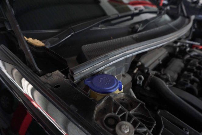 
					Cek Tabung Reservoir Agar Air Wiper Lancar Ala Peugeot