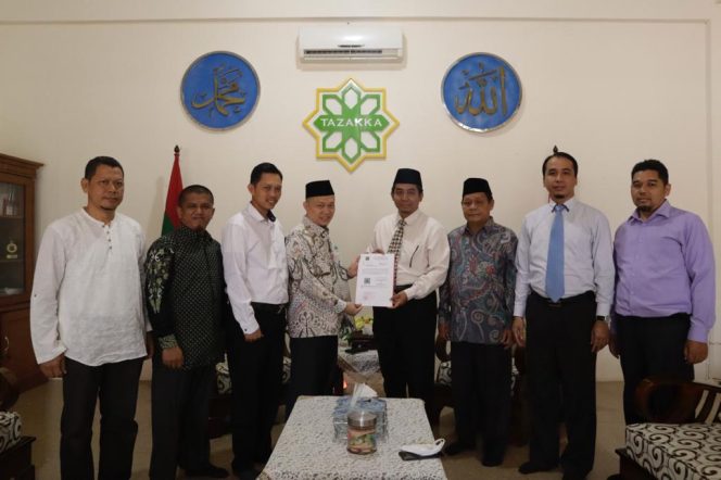 
					Hasan Gaido Serahkan Legalitas Wakaf Saham Ke Yayasan Tazzaka Senilai Rp.1,5 miliar