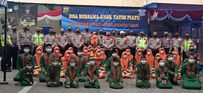 
					Satlantas Metro Jakarta Timur Doa Bersama Anak Yatim dan Santri