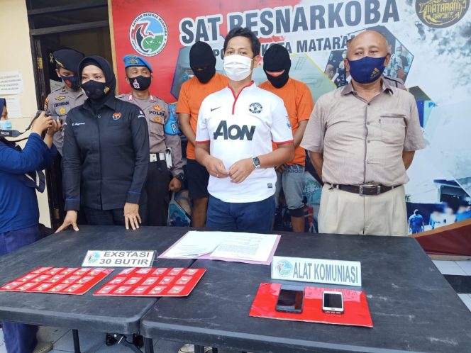 
					Menyamar Jadi Pembeli, Polisi Ringkus Kurir Ekstasi