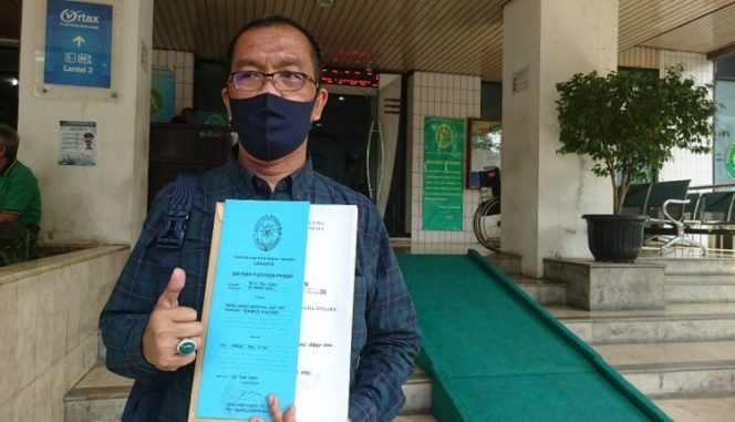 
					Mantan Kepala Balai Besar Pengawas Obat dan Makanan (BBPOM) di Surabaya, Drs Sapari Apt Mkes saat menerima salinan putusan di PTUN , Jakarta (foto : INAnews)