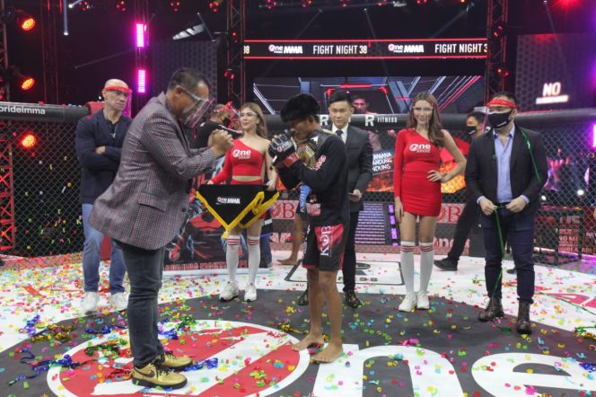 
					One Pride MMA FN 38, Ade Permana Sukses Pertahankan Sabuk Juara Atomweight Ke-6 Berturut-turut