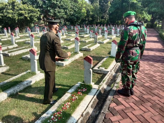 
					Jelang HUT TNI ke-75 Kodim 0510/Trs Ziarah ke TMP Raden Aria Wangsakara