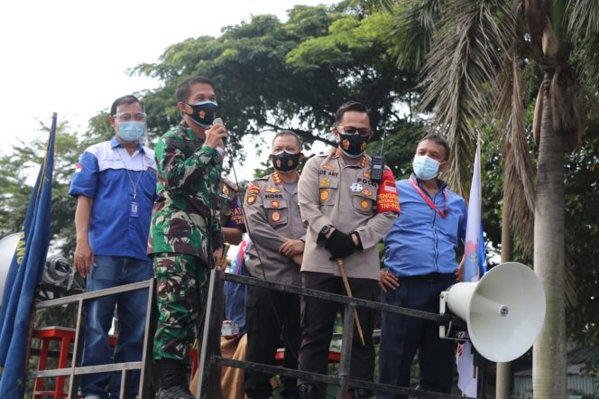 
					Dari Mobil Komando Dandim 0510/Trs Bersama Kapolresta Himbau Massa Aksi Buruh Tetap Jaga Protokol Kesehatan