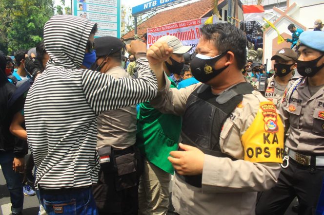 
					Polresta Mataram Kawal Demonstrasi UU Cipta Kerja dengan Humanis