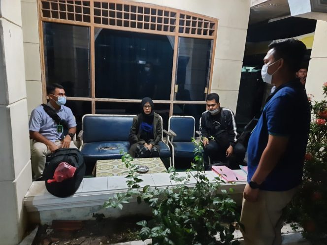 
					Tim Tabur Kejati Jawa Tengah Berhasil Amankan Tersangka Yani Puspitasari Di Karawang