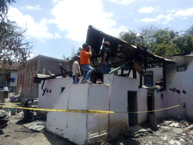 
					Polisi Olah TKP Kebakaran Rumah di Desa Kalabeso Kecamatan Buer