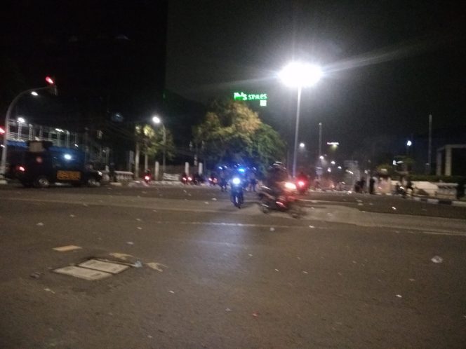
					Dini Hari, Massa Yang Diduga Bukan Mahasiswa Terus Serang Polisi Di Jalan Gajah Mada