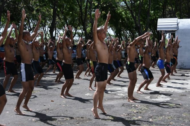 
					Puluhan Siswa Diklatsarmil Bakamla RI Jalani Renang Laut