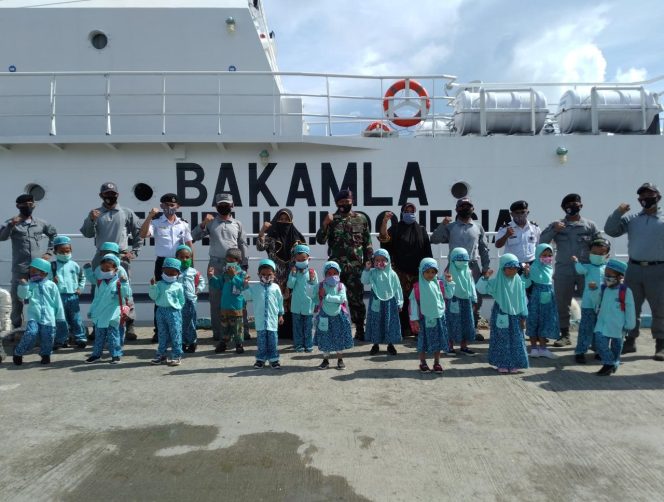 
					KN Ular Laut-405 Terima Ratusan Siswa TK, Hingga Mts di  Halmahera Selatan