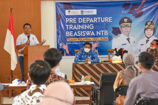 
					Gubernur Memberikan Motivasi Kepada Para Penerima Beasiswa NTB