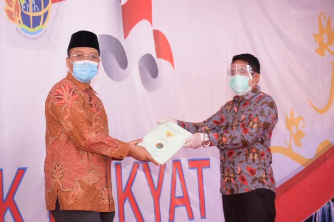 
					Gubernur dan Wamen ATR/BPN bagi 1689 Sertifikat Tanah kepada Masyarakat