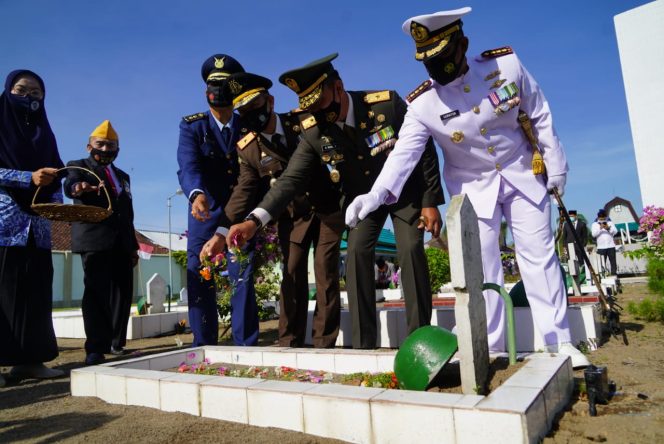 
					Peringati Hari Pahlawan, Danrem 162/WB : Sejarah Sangat Dominan Bagi Kemajuan Suatu Bangsa