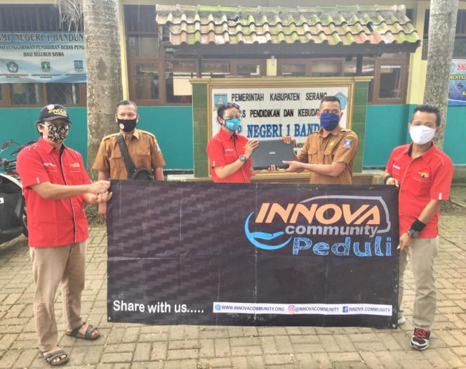 
					Peringati Hari Pahlawan Innova Community Donasikan Laptop Untuk Guru