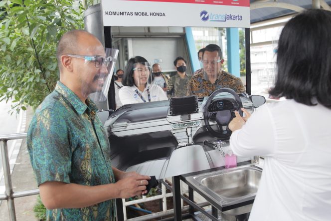
					Dukung Pelaksanaan Prokes , Komunitas Mobil Honda Sumbangkan Fasilitas Cuci Tangan Untuk Halte Transjakarta