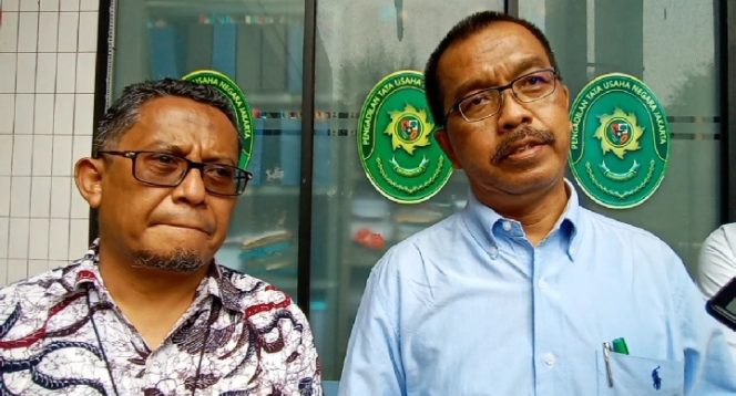 
					Sapari dan Ketua Gerai Hukum, Arthur Noija , saat setelah sidang eksekusi gugatan sidang di PTUN Jakarta, Rabu 11 November 2020 (foto : INAnews)