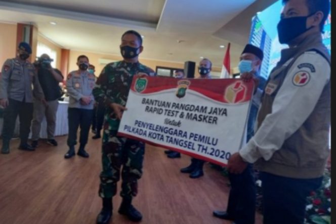 
					Serahkan Rapid Tes dan Masker, Pangdam Jaya Dan Kapolda Jaya Tegaskan TNI-Polri Netralitas Di Pilkada 2020 Tangsel