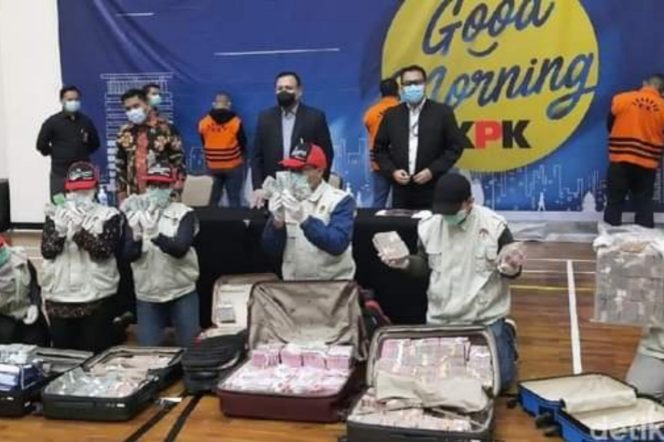 
					KPK Sita Rp 14,5 M, Tetapkan Mensos Juliari Batubara Tersangka Suap Bansos Covid-19