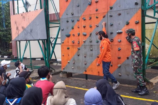 
					Koramil 05/Cpt Berikan Materi Pelatihan Mountaineering