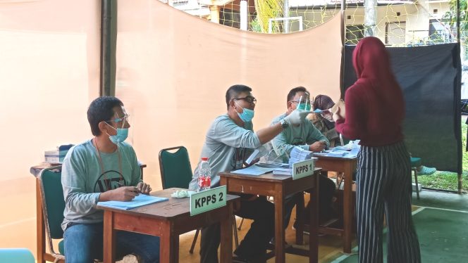
					Warga Villa Dago Tol TPS 74/75, “Golput No, Nyoblos Yes, Pilkada 2020 Ok”