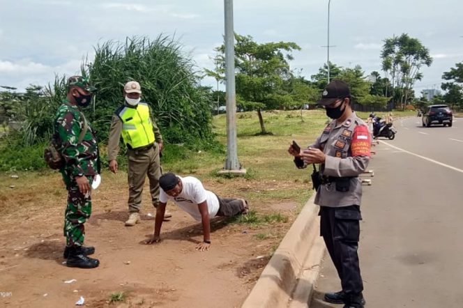 
					Razia PDMPK, Koramil 03/Legok Berikan Sanksi Efek Jera Kepada Pelanggar Protokol Kesehatan