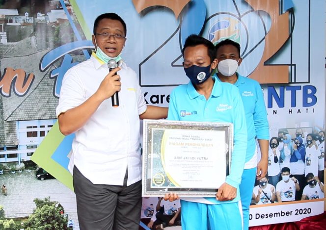 
					Penjaga Malam Dinsos NTB dan Ayahnya dapat Hadiah Umroh dari Gubernur NTB