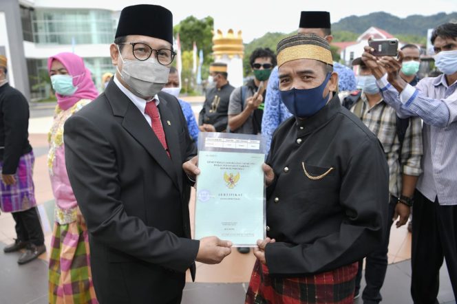 
					Gus Menteri Menyerahkan 1.000 Sertifikat